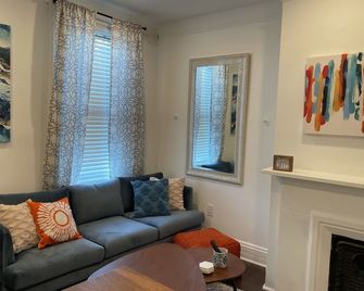 br Beautiful Jersey City Mid-Century Apt near NYC - Jersey City - Living room