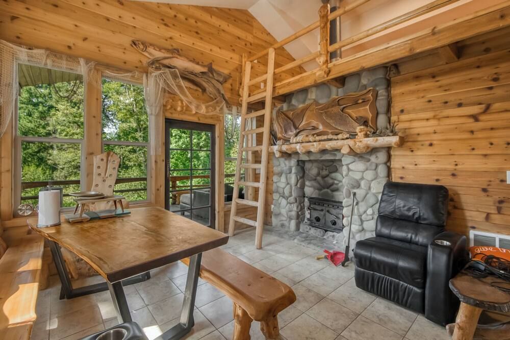 Serene Retreat on 45 Acres in Eagle Creek, OR - Perfect Getaway Spot