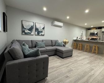 Modern suite on Bottleneck Drive. Close to restaurants and wineries. - Summerland - Living room