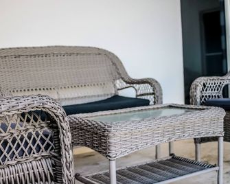 Deluxe King Room In Villa With Pool Near Beaches - Boca Chica - Living room