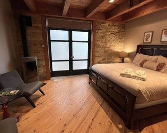 Piedmont Suite: Located on our main floor, this contemporary room features a - Saugatuck - Schlafzimmer