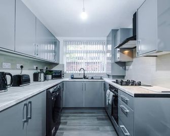 Modern 2 bed House - Close City Centre, Parking - Manchester - Kitchen