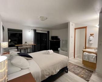 Private Room On Waterfront Property With Hot Tub & Firepit - Sea Esta - Ucluelet - Ložnice