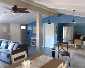 Cozy House, in the Historic Bowers Beach. Pet Friendly and Quiet. - Frederica - Living room