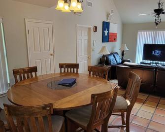 Stone House with patio, hot tub-less than 50 yards to the water. - Clifton - Comedor