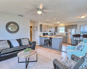 5015 - High Five - Kill Devil Hills - Living room