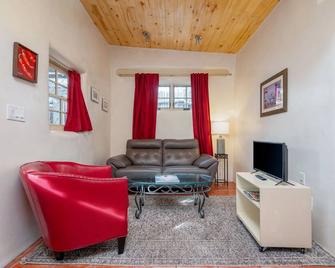Timeless Charm Steps from Santa Fe Plaza & Museums - Casa Sueno - Santa Fe - Living room