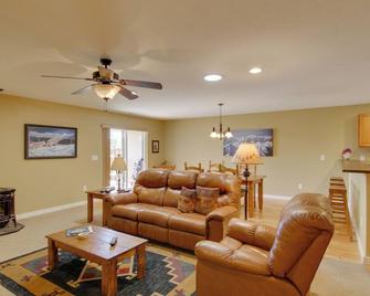 Bozeman Condo w/ Grill ~ 2 Mi to Hot Springs! - Bozeman - Wohnzimmer