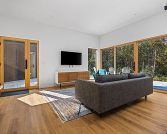 KOTI 12 (Three Bedroom) Traverse City's Scandinavian Cabins, vacation home on TART & mins to Travers - Williamsburg - Living room