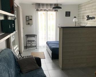 Gite les combes 525 route de foissiat 01340 ETREZ - Montrevel-en-Bresse - Living room