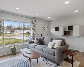 2BR Northside Home by Casino, River, & Trails - Manistee - Living room