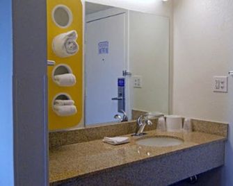 Motel 6 York North - York - Bathroom