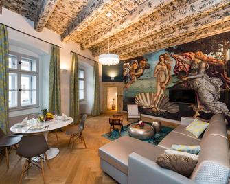 Old Royal Post Boutique Hotel & Premium Suites - Prag - Wohnzimmer