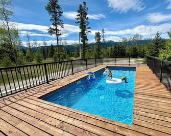 Large mountain home with heated pool and hot tub. Family getaway in Valemount - Valemount - Piscina