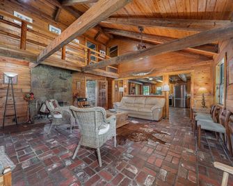 Rancho de los Arboles - Aubrey - Living room