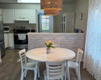 Charming 2-bedroom house in Flowood, Pet Friendly w/Fenced Backyard and Sunroom - Brandon - Essbereich