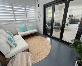 Indigo Apartment with Pool 200m to Beach - Palm Cove - Wohnzimmer