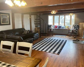 The Perfect Platte River Getaway & Sandhill Crane Viewing - Grand Island - Living room