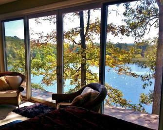 Mid Century Modern Home w/ Private Pool & Lake on 50 Acres - Union - Living room