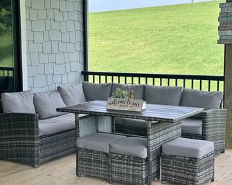 House on the River with a Movie Theater Room. Close to the BRAND NEW distillery! - Lancaster - Balcón
