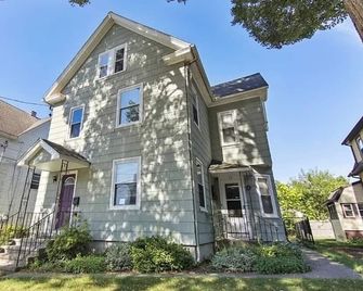 2-bedroom 1st fl home in South Hadley Falls with Flauceted Claw Foot Bathtub - South Hadley - Edificio