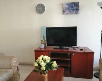 Lovely Master Room Near Mrt Bandar Utama - Petaling Jaya - Living room