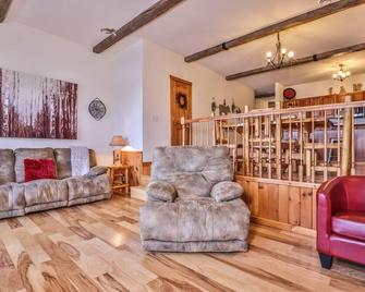 Minocqua Lake Condo! Walk to Downtown! Great fall fishing area! - Minocqua - Living room