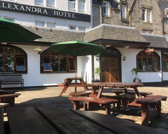 أليكساندرا هوتل - فورت ويليام - شرفة مرصوفة