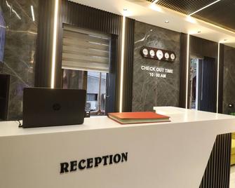 Hotel National - Mumbai - Front desk