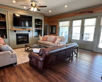 200 feet on the water with boat house!!! - Hackberry - Living room