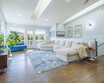 The Golden Hour On Klamath Lake - Klamath Falls - Living room