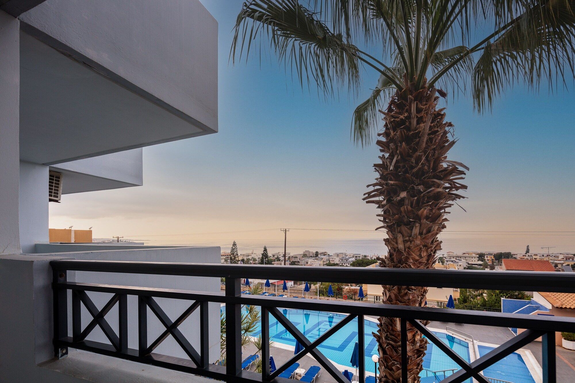 Koni Village Hotel - הרסוניסוס - מרפסת