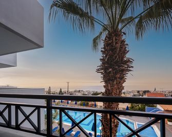 Koni Village Hotel - הרסוניסוס - מרפסת