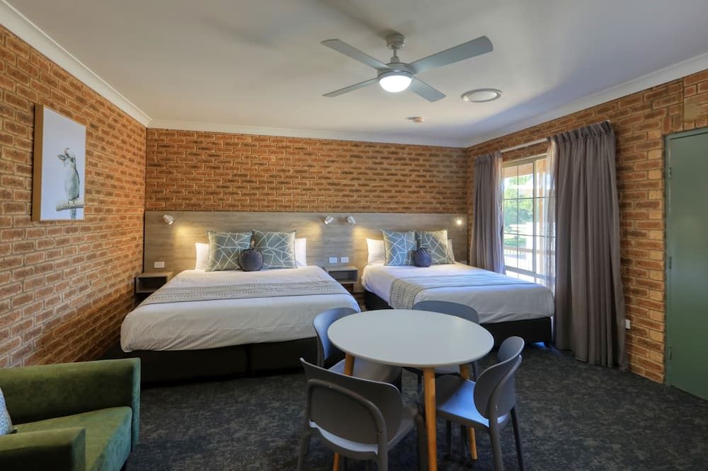 Henry Parkes Motor Inn