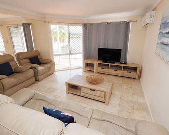 Isle Of Palms Resort - Elanora - Living room