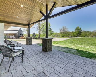Dry Ridge Farmhouse w/ Hot Tub + Game Room! - Dry Ridge - Патіо