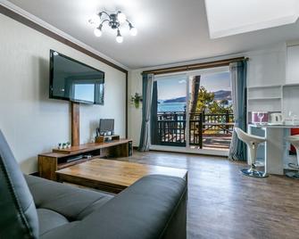 Tongyeong Beachcastle Resort - Tongyeong - Sala de estar