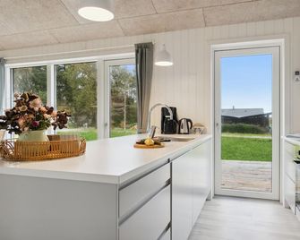 3 Bedroom Gorgeous Home in Loegstoer - Løgstør - Cocina