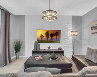 2 Bedrooms 2 Bathrooms Storey Lake 3120-106 Pc - Bay Lake - Living room