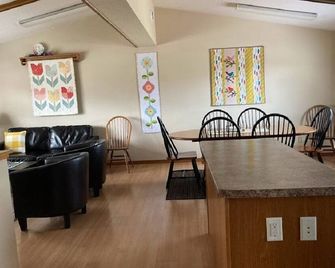 You Will Love Your Stay At Crescent Moon Retreat - La Crescent - Dining room