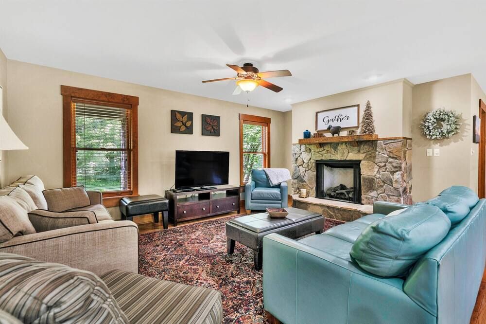 Gorgeous Private Retreat on the Jackson River - Covington - Living room