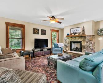 Gorgeous Private Retreat on the Jackson River - Covington - Living room