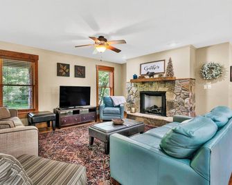 Gorgeous Private Retreat on the Jackson River - Covington - Living room