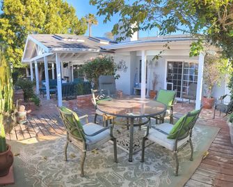 4 BR Encino Home w/ Amazing Yard, Near Everything - Encino - Patio