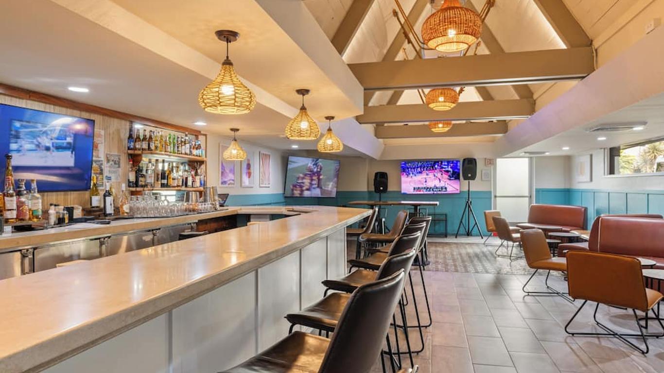 Pacific Marina Inn Airport