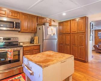 Quigley Cabin - offered by Rock Creek Trout Bums - Clinton - Cocina