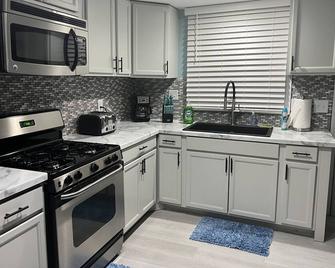 Lake Wawasee 2 Bedroom Condo On Channel . No Shoes, No Shirt, No Problems !!! - Syracuse - Cocina
