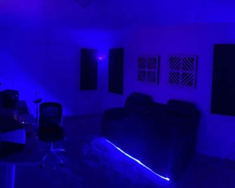 The Recording Apartment - Jonesboro - Living room