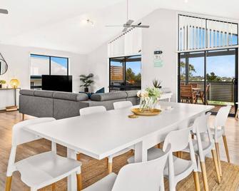 Bayview Holiday Retreat - Cowes - Dining room