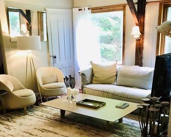 Secluded Country Getaway On 22 Magical Acres. Catamount ski resort 5 min away - Hillsdale - Sala de estar